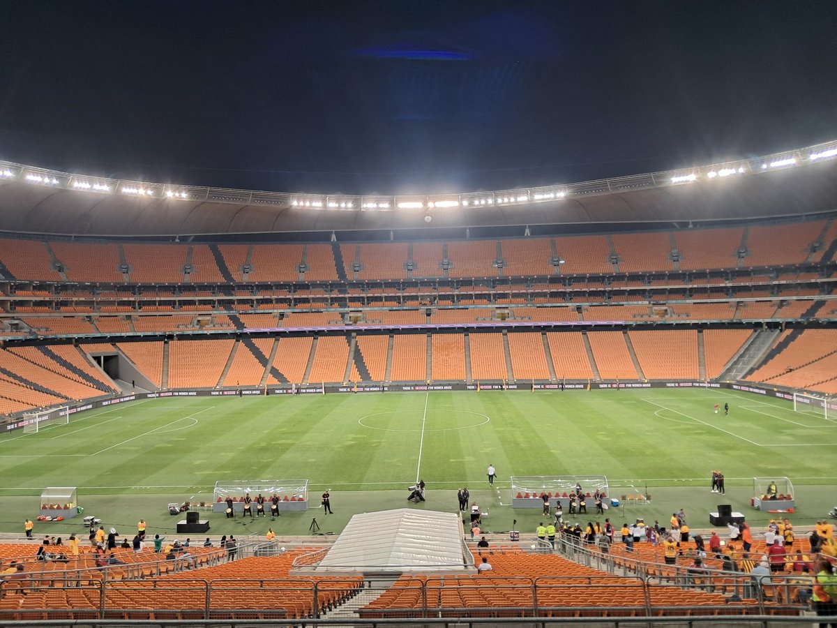 diskifans's tweet photo. #DStvPrem Hello FNB Stadium! Kaizer Chiefs vs Stellenbosch FC. https://t.co/NjY8vBHKba #NothingButFootball #DiskiFans https://t.co/cjzV9tcfXW
