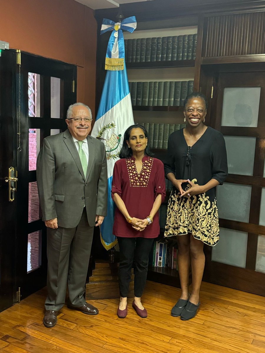 BesemObenson's tweet photo. ¡Juntos construimos un futuro más seguro y solidario! 🫱🏽‍🫲🏼 Gracias Ministro @CRMartinezGT por recibirnos junto a @RuvenMenik. 

Desde @ACNURamericas 🇬🇹, agradecemos los esfuerzos en torno al #MIRPS y el liderazgo del @MinexGt en políticas y acciones para proteger a los refugiados. https://t.co/KYgCLOsR9V
