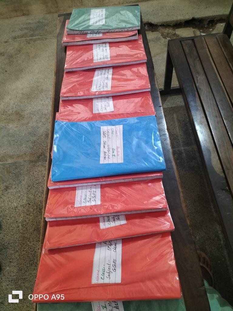 faizar020's tweet photo. Books purani sahi copies achi si tyaar kr di hain bchon ko.
@BolnaZarooriHai https://t.co/DF9DAys1Sm