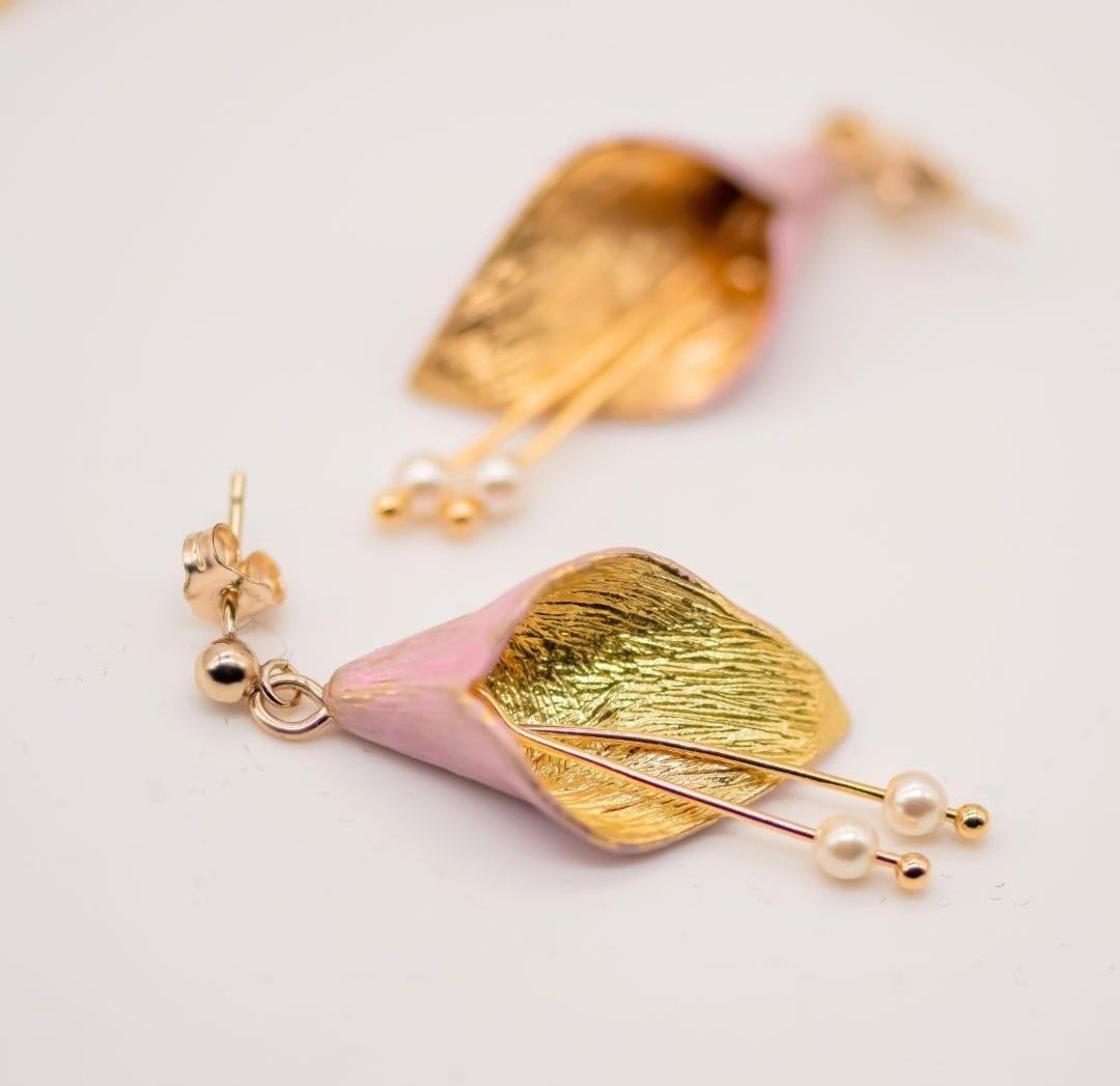 Calla Lillies from @fiorsojewellery #irishfashion #jewellery #irishjewellery #lily #callalily #pendant #earrings #lilyearrings #statementearrings #pearls #pinkearrings #pinkjewellery #gold #Irishfashionart #fiorsojewellery #saraross #Irishdesign #CIFD