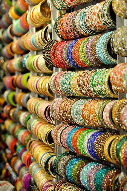 appkeApni's tweet photo. Mujhay Eid ke liye chorriyan koun leke de ga.. https://t.co/5KYhg4MVqq