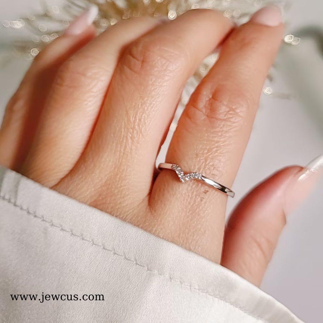 Add a touch of elegance to your look with our Sterling Silver Dainty Chevron Ring! 

#simplering
#anniversarygift
#925ring
#sterlingsilverrings
#daintychevronring
#vring
#shop
#customjewelry
#customizedgifts
#customizedjewelry #personalizedjewelry
#jewcus
#jewcusjewelry