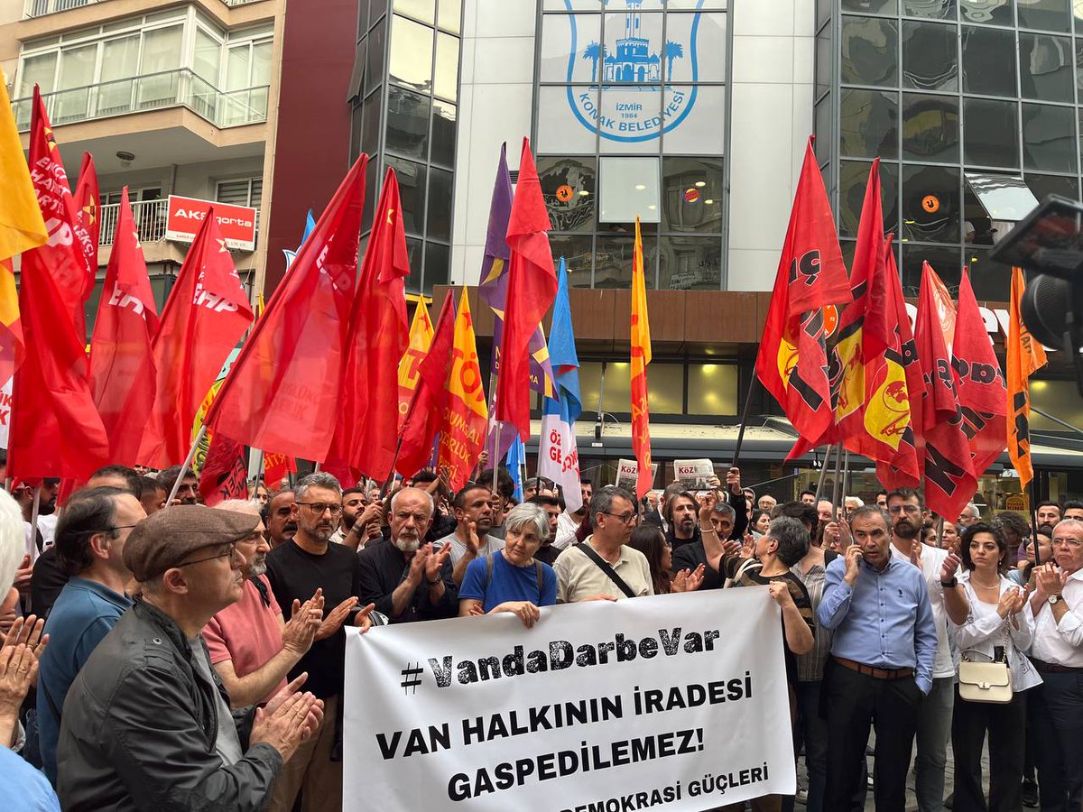 Seçme ve seçilme hakkı gasp edilen Van halkının yanındayız. Kürt halkının iradesine el uzatanlara karşı gerçekleştirdiğimiz eylemde polis saldırısı gerçekleşti. Gözaltılar bizi yıldıramayacak. #AbdullahZeydanHalkınİradesidir