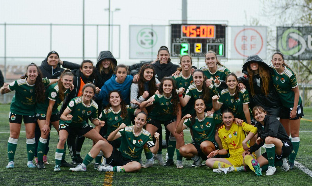 En este club somos de sacar lo mejor en los momentos clave, y lo de hoy en #SegundaFederaciónFutFem era una final.

Sabemos que lo echabais de menos…

¡¡+3️⃣!!

#CacereñoFemAtlLevanteUDB  💚 2 - 1 🔴