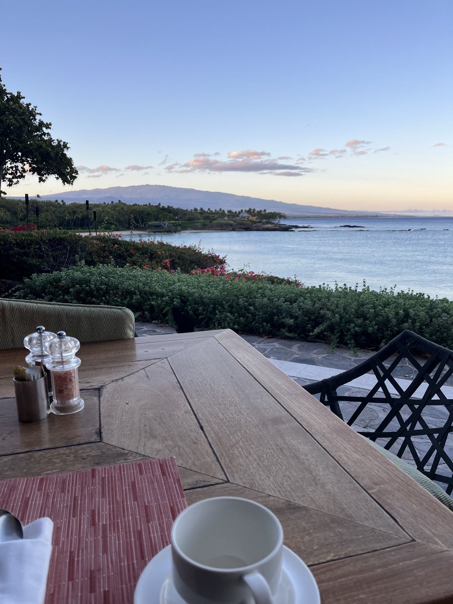 My favorite breakfast spot in the world. ⁦@MaunaKeaHotel⁩ on Kauna‘oa Bay. Six days with my youngest daughter off to a great start!