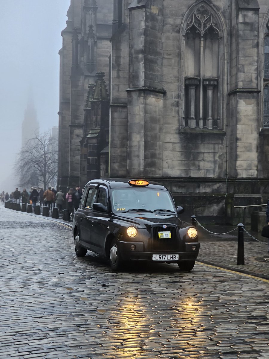 soyoso's tweet image. เอดินเบอระในสายหมอก โรแมนติคแบบจะหาอะไรมาเทียบก็คงยากแล้ว