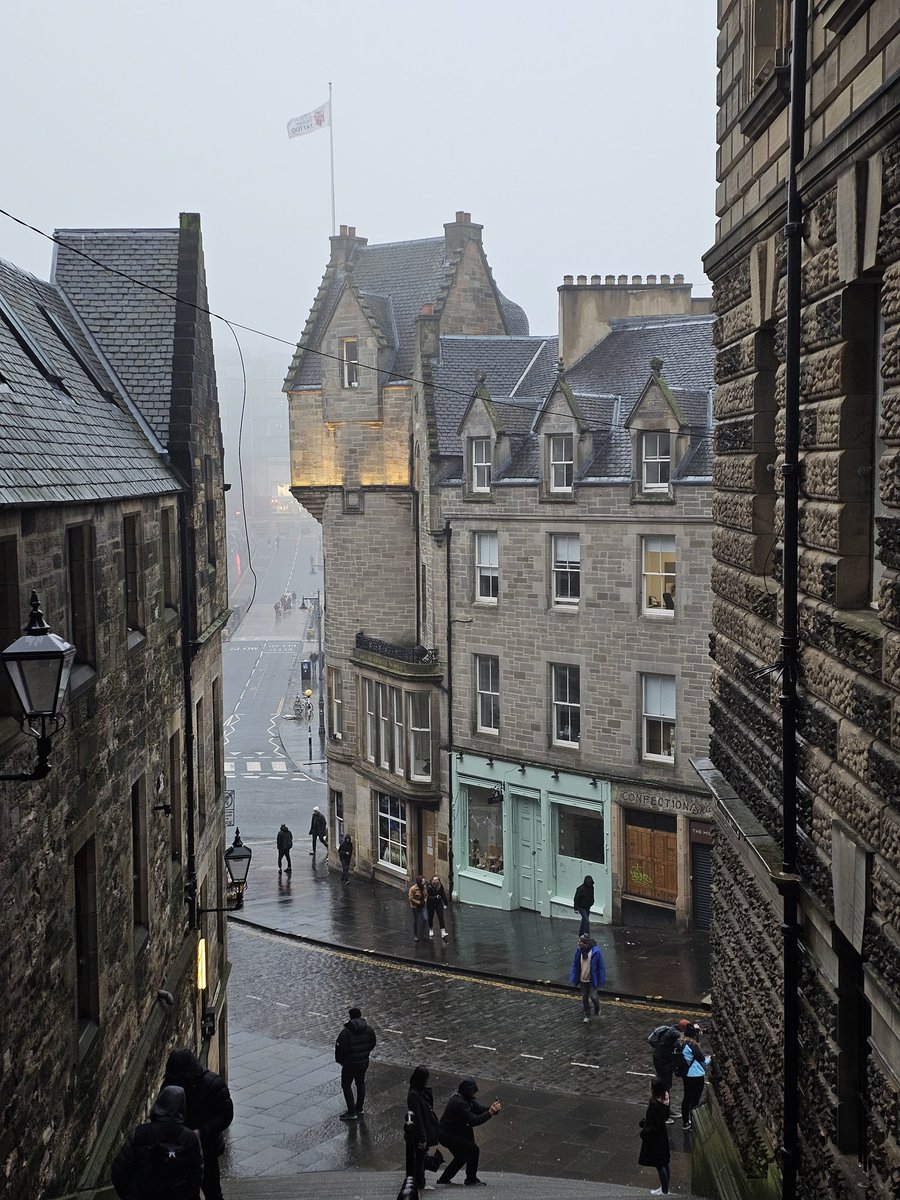 soyoso's tweet image. เอดินเบอระในสายหมอก โรแมนติคแบบจะหาอะไรมาเทียบก็คงยากแล้ว