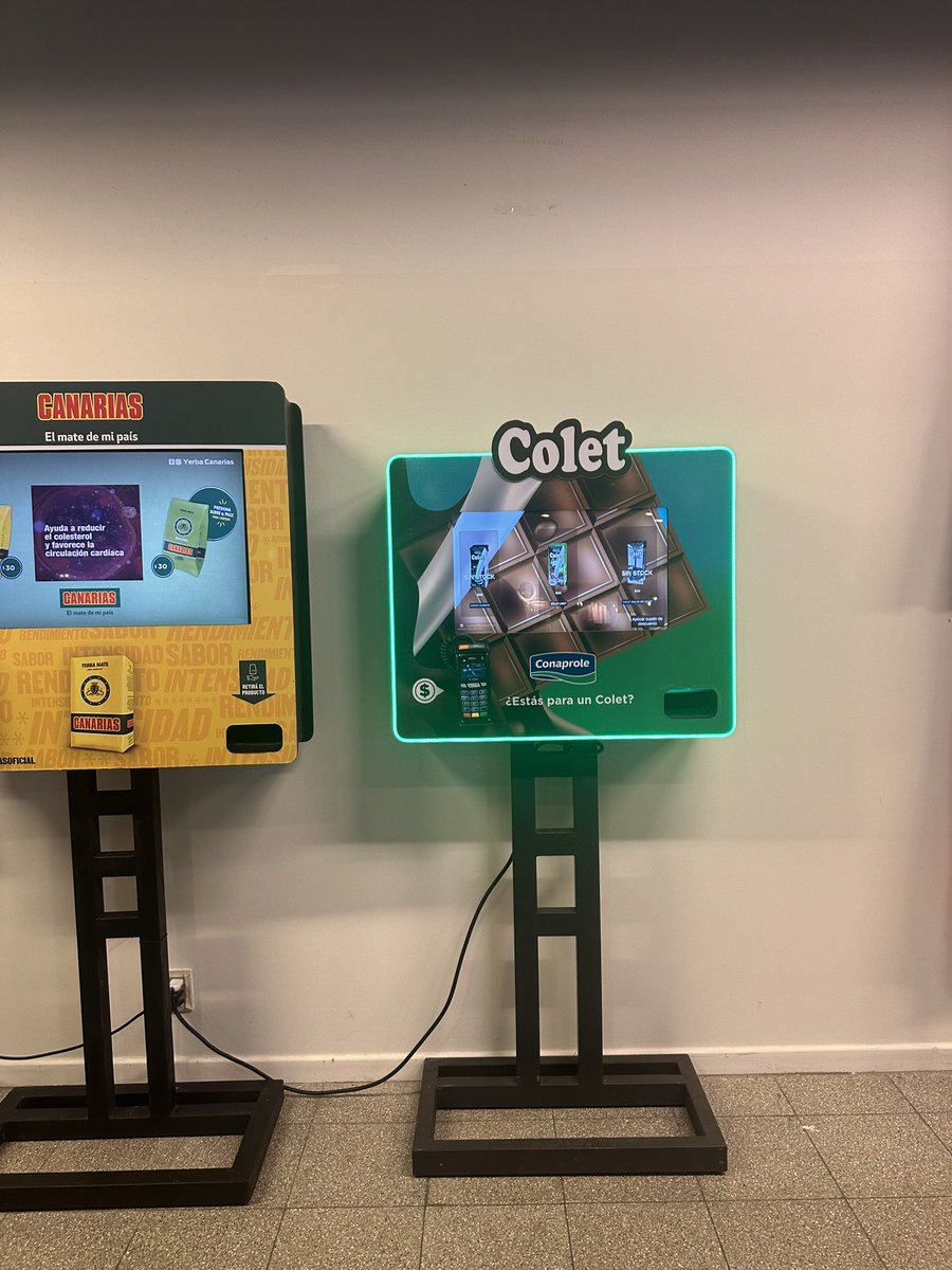 closureist's tweet photo. hoy entré y vi esto jaksjaja nunca le habia dado bola pero la verdad q soy feliz teniendo un dispensador de colet al lado d mi salón https://t.co/bUkUbDihmz