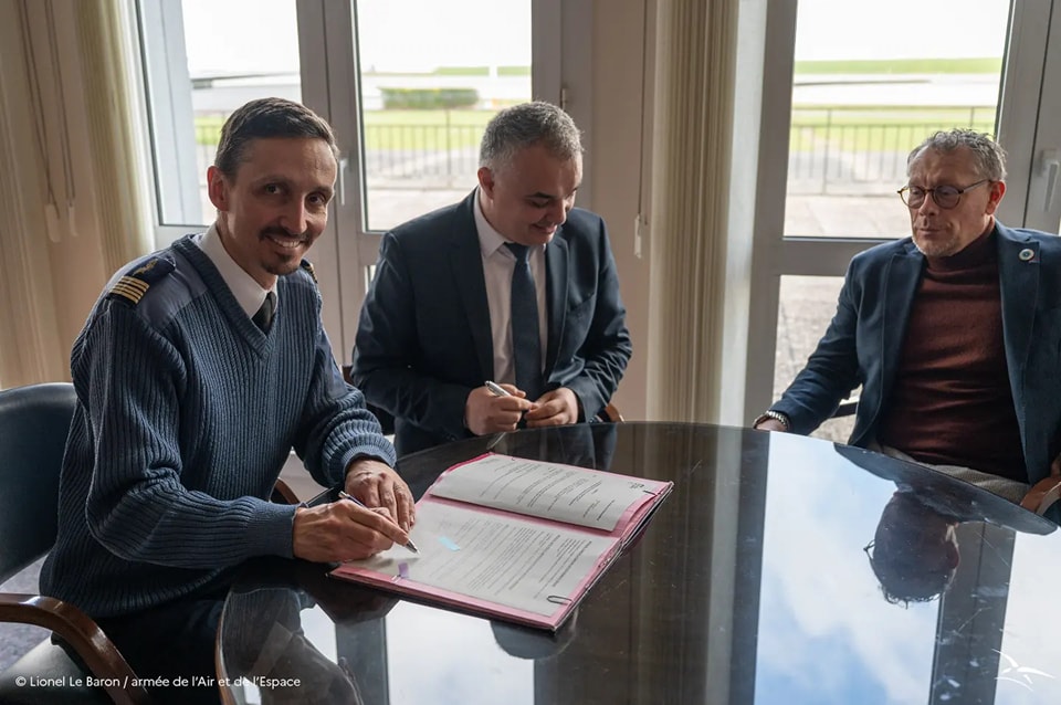 sensivic's tweet photo. ✨Fiers d'avoir signé une convention avec la base aérienne d'Orléans-Bricy. 
L'objectif est de permettre l’#expérimentation conjointe d’outils innovants de #sécurité.
💥 Quand la #détection #audio #intelligente se met au service des besoins militaires ! https://t.co/pyrhb0oWYP