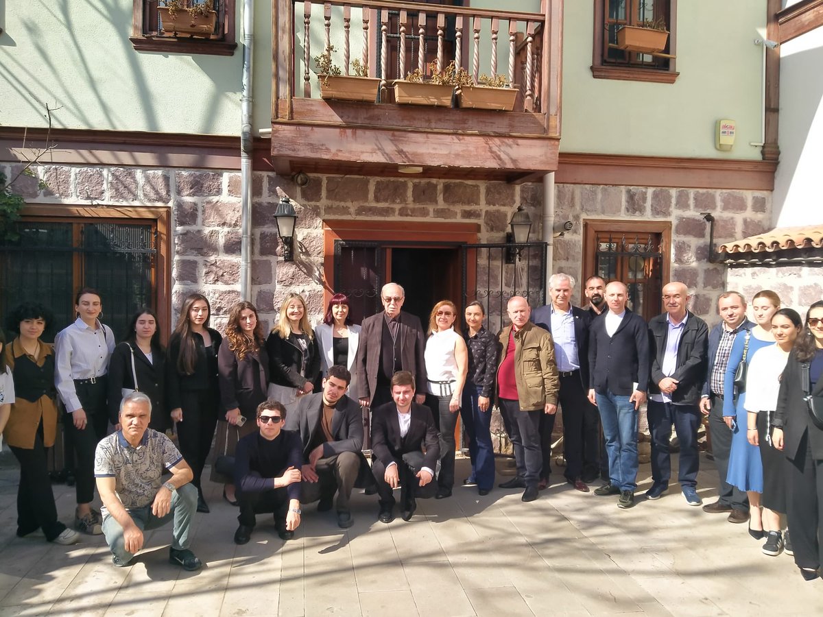 Abhazya Devlet Üniversitesi Tarih Bölümü öğrencilerinden 13 kişilik bir grup, Abhazya Cumhuriyeti'nin Kurucu Lideri ve aynı zamanda Dünya çapında tanınmış Hititoloji uzmanı olan Vladislav Ardzimba'nın izinde Hitit-Hatti Medeniyeti keşif gezisi kapsamında vakfımızı ziyaret etti.