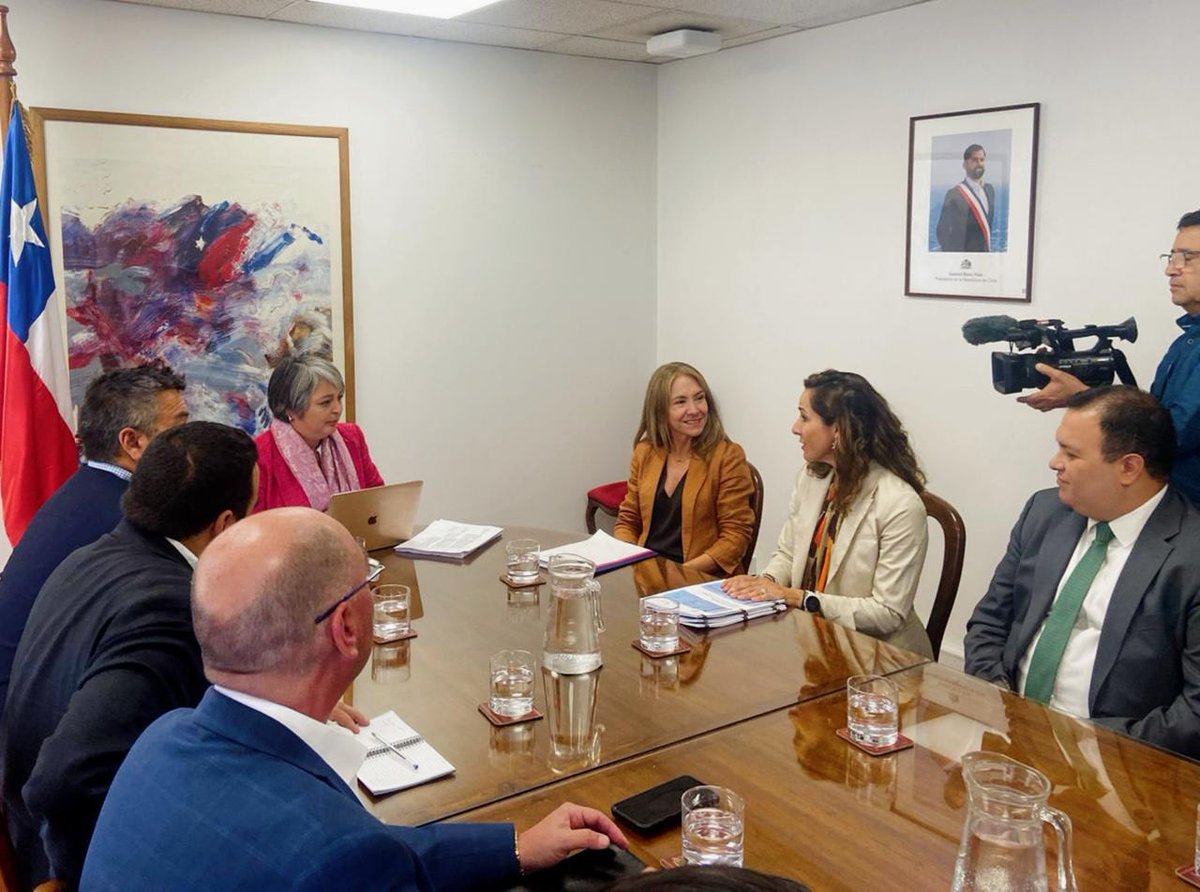 En una reunión llevada a cabo ayer, representantes de @AFPdeChile, la @CPCchile y @ASECH_ag se encontraron con el ministro del Interior, Mario Marcel y la ministra del Trabajo y Previsión Social, Jeannette Jara, para presentar las 15 propuestas del Seminario de Informalidad