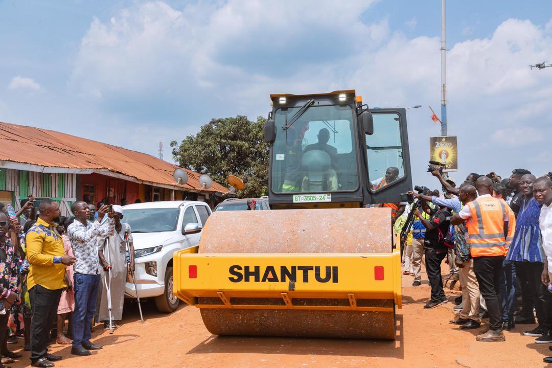 mrhgovgh's tweet image. 🚨🗞️: The rehabilitation of the 119 Berekum - Sampa Road Project has started. 

Earlier this morning, April 2, 2024, Hon. Asenso-Boakye handed over the road project to Messrs  Rango Construction Ltd at a colorful event at Jinijini in the Bono Region. 

The road will be…