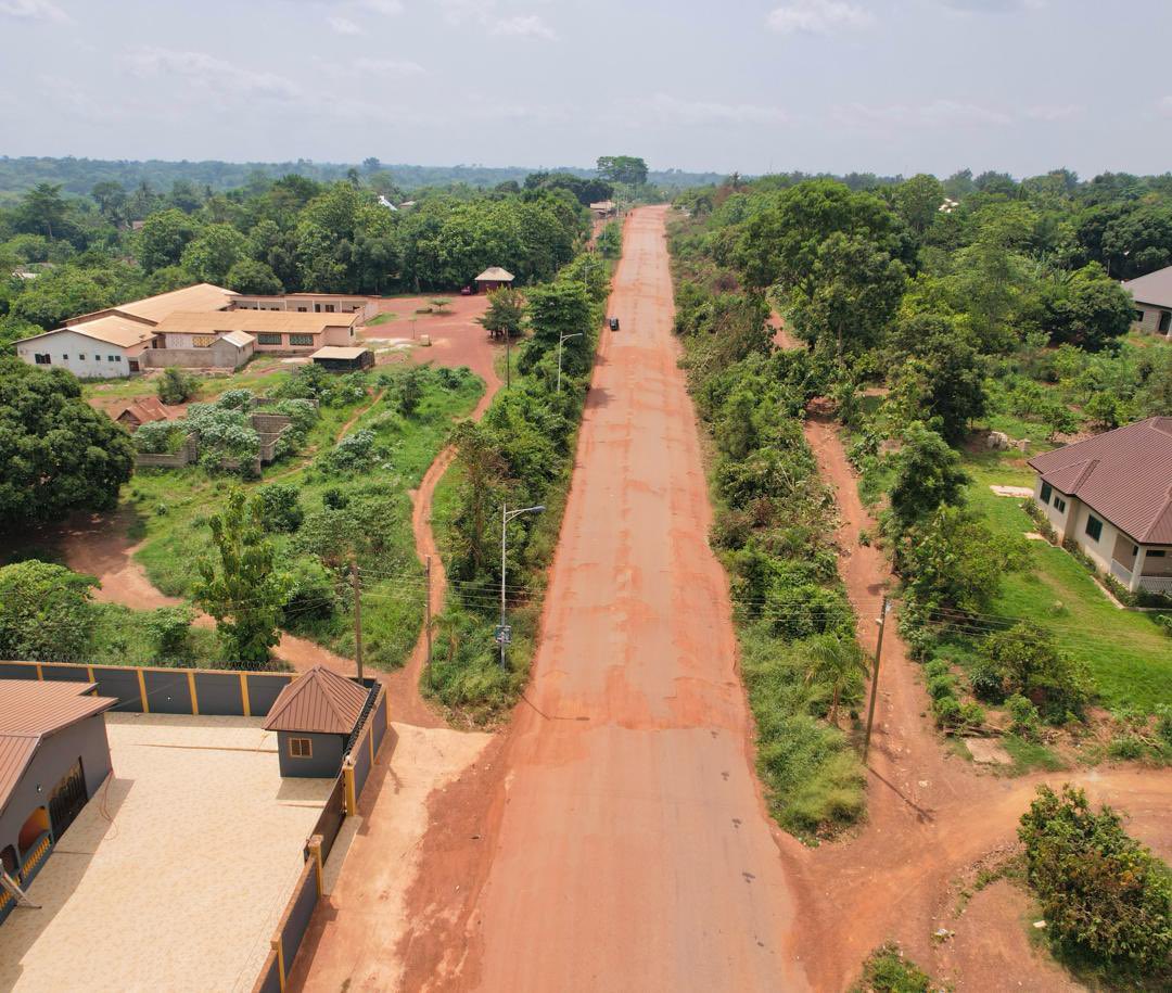 mrhgovgh's tweet image. 🚨🗞️: The rehabilitation of the 119 Berekum - Sampa Road Project has started. 

Earlier this morning, April 2, 2024, Hon. Asenso-Boakye handed over the road project to Messrs  Rango Construction Ltd at a colorful event at Jinijini in the Bono Region. 

The road will be…