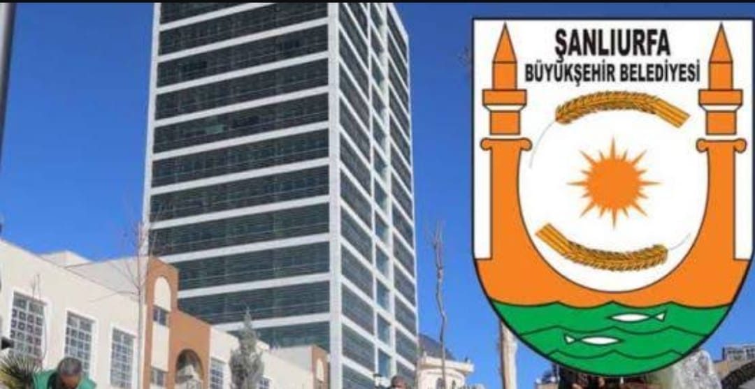 Şanlıurfa Büyükşehir Belediyesinde; Son 5 yılda işe alım için söz verilen çok sayıda kişiyi son 1 ayda işe alarak; yeni gelecek belediye yönetimi ile bu işçileri karşı karşıya getirmekle ne yapılmak istenildi? Bir Gazeteci olarak bu gerçeği şimdiden Şanlıurfalıların bilgisine