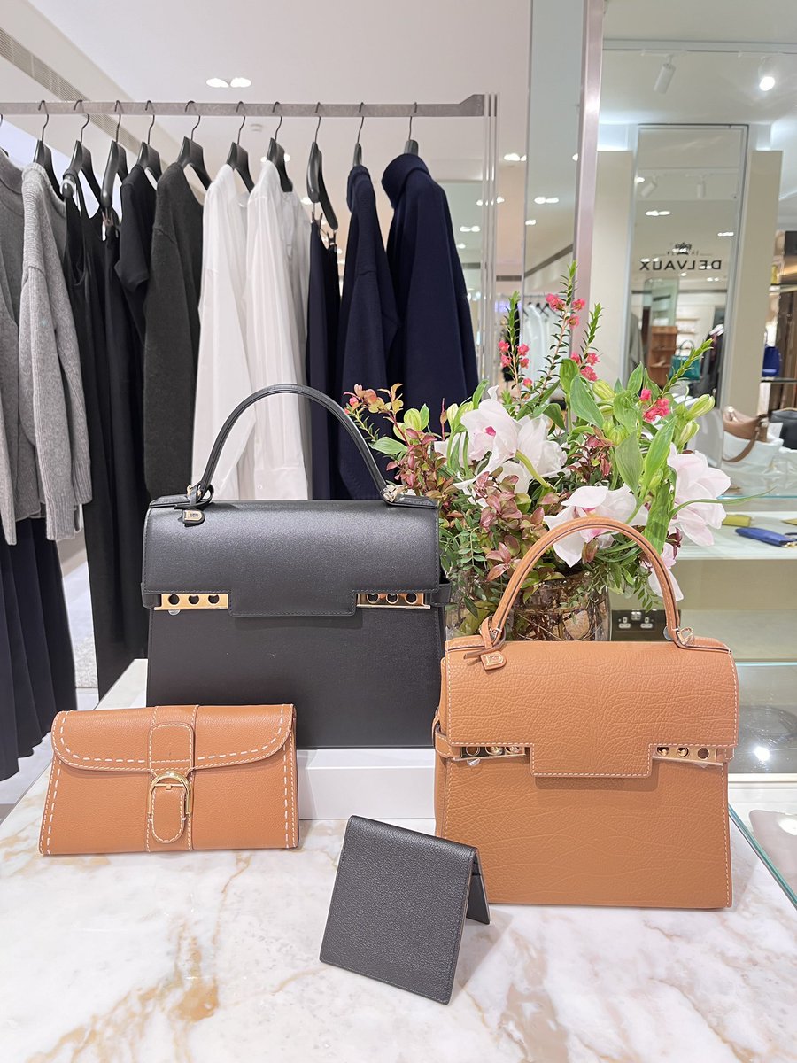 DelvauxHarrods's tweet photo. Black and Vegetal-ivory, the most classic colors. Whenever you wear it, it only comes out as gorgeous. #harrods #delvaux #london #fashion #delvauxbags #brillant #tempete #pin #coolbox #lingot #デルヴォー #タンペート #ランゴー #ブリヨン #명품가방 #명품가방추천 #델보 https://t.co/FAqvqkgAAV