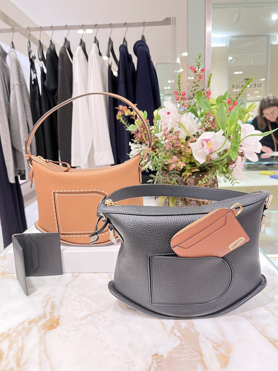 DelvauxHarrods's tweet photo. Black and Vegetal-ivory, the most classic colors. Whenever you wear it, it only comes out as gorgeous. #harrods #delvaux #london #fashion #delvauxbags #brillant #tempete #pin #coolbox #lingot #デルヴォー #タンペート #ランゴー #ブリヨン #명품가방 #명품가방추천 #델보 https://t.co/FAqvqkgAAV
