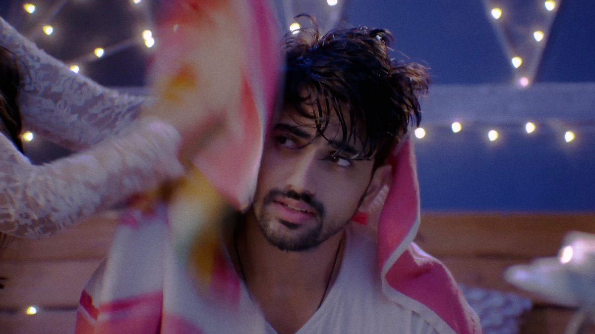 heyyshonaaaa's tweet image. the domesticity of it all 🫶🏻🦋😚
[ #avneil ]