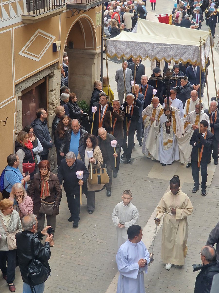 L'ofici solemne i la processó, símbolitzen l'estima dels igualadins, des de fa més de 400 anys, del nostre Sant Crist d'#igualada.
Bona pasqua!