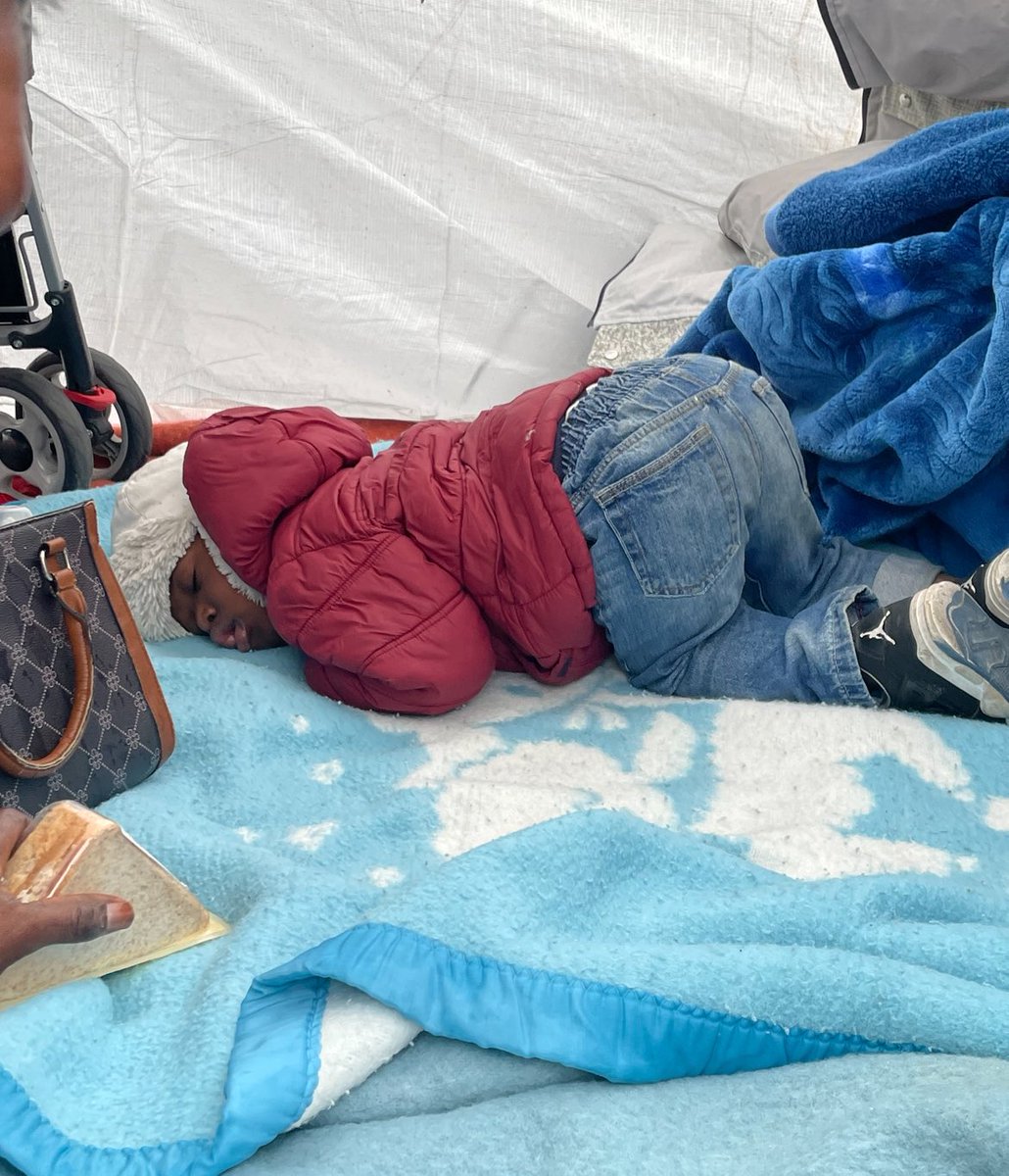 chaboite's tweet image. -Maria a 8 mois
-Kadiatou a 3 mois
-Lay a 2 ans
-Fatimata a 6 ans

Ce soir, ils dormiront sous une bâche, sans tente, sous la pluie, devant l’Hôtel de ville de Paris.