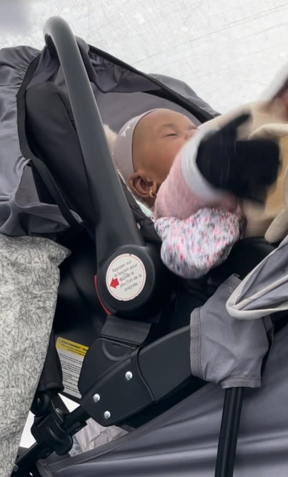 chaboite's tweet image. -Maria a 8 mois
-Kadiatou a 3 mois
-Lay a 2 ans
-Fatimata a 6 ans

Ce soir, ils dormiront sous une bâche, sans tente, sous la pluie, devant l’Hôtel de ville de Paris.