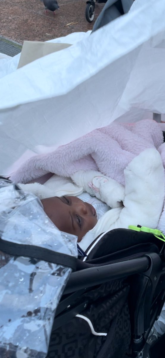 chaboite's tweet image. -Maria a 8 mois
-Kadiatou a 3 mois
-Lay a 2 ans
-Fatimata a 6 ans

Ce soir, ils dormiront sous une bâche, sans tente, sous la pluie, devant l’Hôtel de ville de Paris.