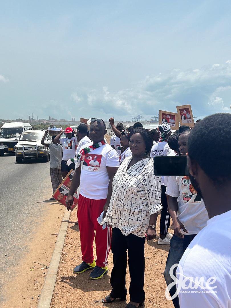 I came across a group of NDC campaigners along the Sakumono beach road who were rallying support for Lawyer James Enu, the parliamentary candidate for Tema West, and @JDMahama . I urged them to continue their efforts diligently until John Dramani Mahama and Lawyer James Enu…