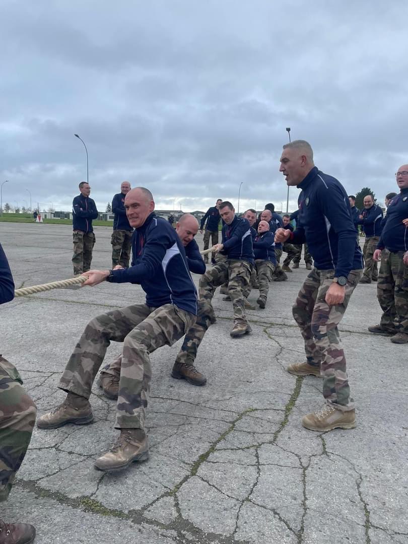 511eRTofficiel's tweet photo. Les soldats du 511, actuellement en camp régimentaire, ont participé à un challenge sportif pour célébrer le 217e anniversaire de création de l’arme du Train.
Passe toujours !
#armeedeterre #BrigadeLOG #511eRT #régimentdebourgogne #passetoujours #ComLog #Bourgogne https://t.co/AI5sBW4f3f