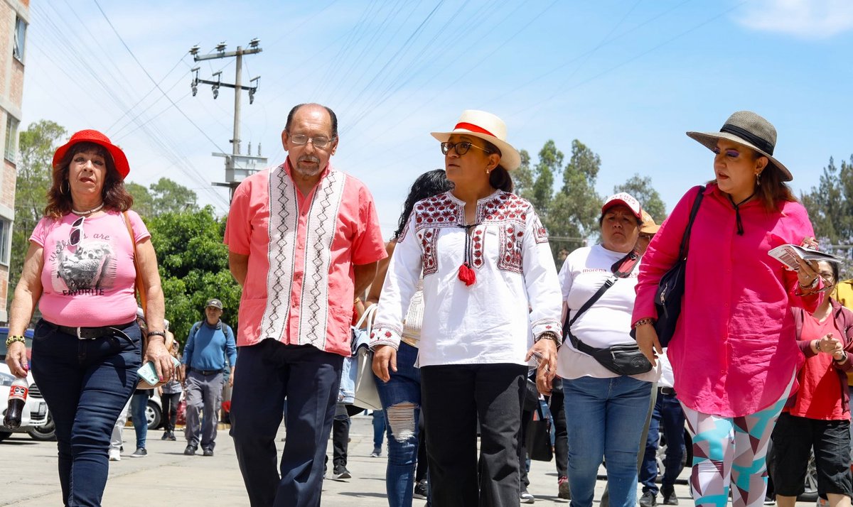 ALEIDAALAVEZ's tweet photo. Amor con amor se paga y en #Iztapalapa lo sabemos, lo vivimos, lo transmitimos.
Esta mañana anduve caminando en Catarroja y escuchando las
propuestas de las y los vecinos, con quienes siempre hemos coincidido.
Les expliqué cómo, juntas y juntos, vamos a profundizar el trabajo para tener una #Iztapalapa más próspera, segura, sana, con acceso equitativo al agua, sustentable, cultural…

#AleidaAlcaldesa
#OrgullosamenteIztapalapa