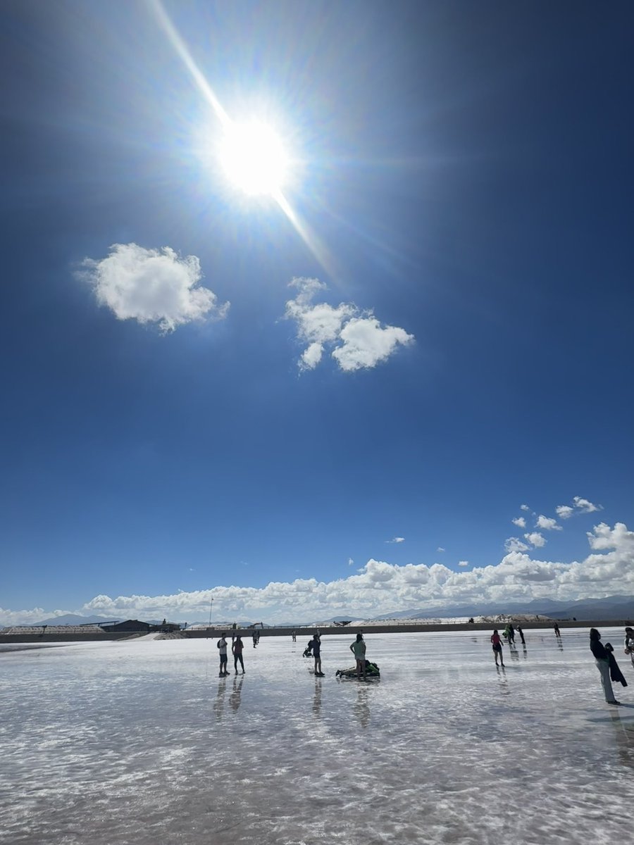 alabameguach00's tweet photo. vinimos a las Salinas en Jujuy y literalmente en el cielo se ve una nube con la forma de Las Islas Malvinas. Qué hermosa es la naturaleza ❤️ https://t.co/M9jrYv3Gni