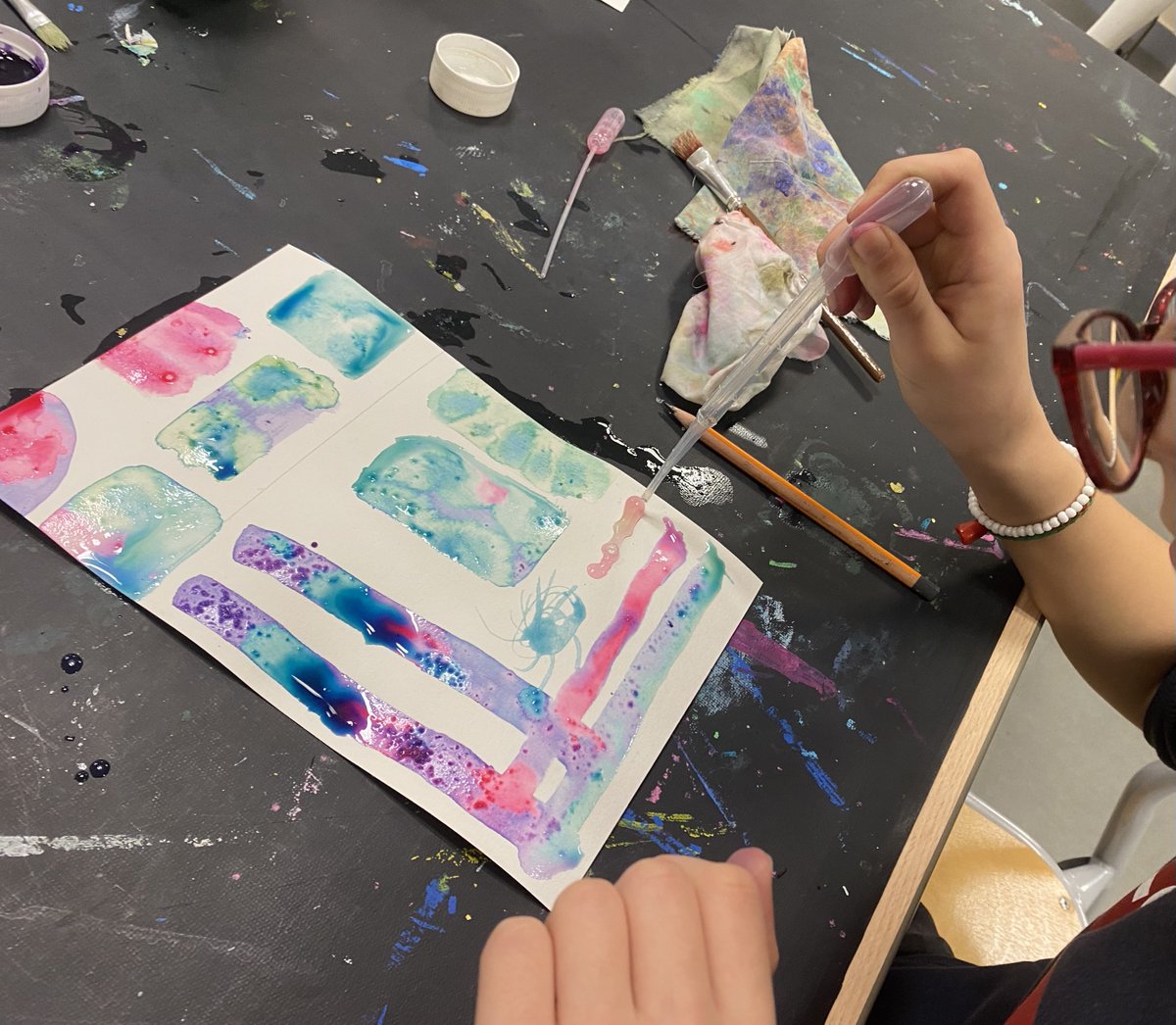 La collaboration avec les plasticiens intervenants se poursuit pour nos élèves CHAAP: quelques vues de l’atelier conduit par Morgane DEMOREUILLE avec les 5ème CHAAP. Quand les couleurs végétales deviennent notre médium: concoctions, réactions chimiques, impermanences chromatiques