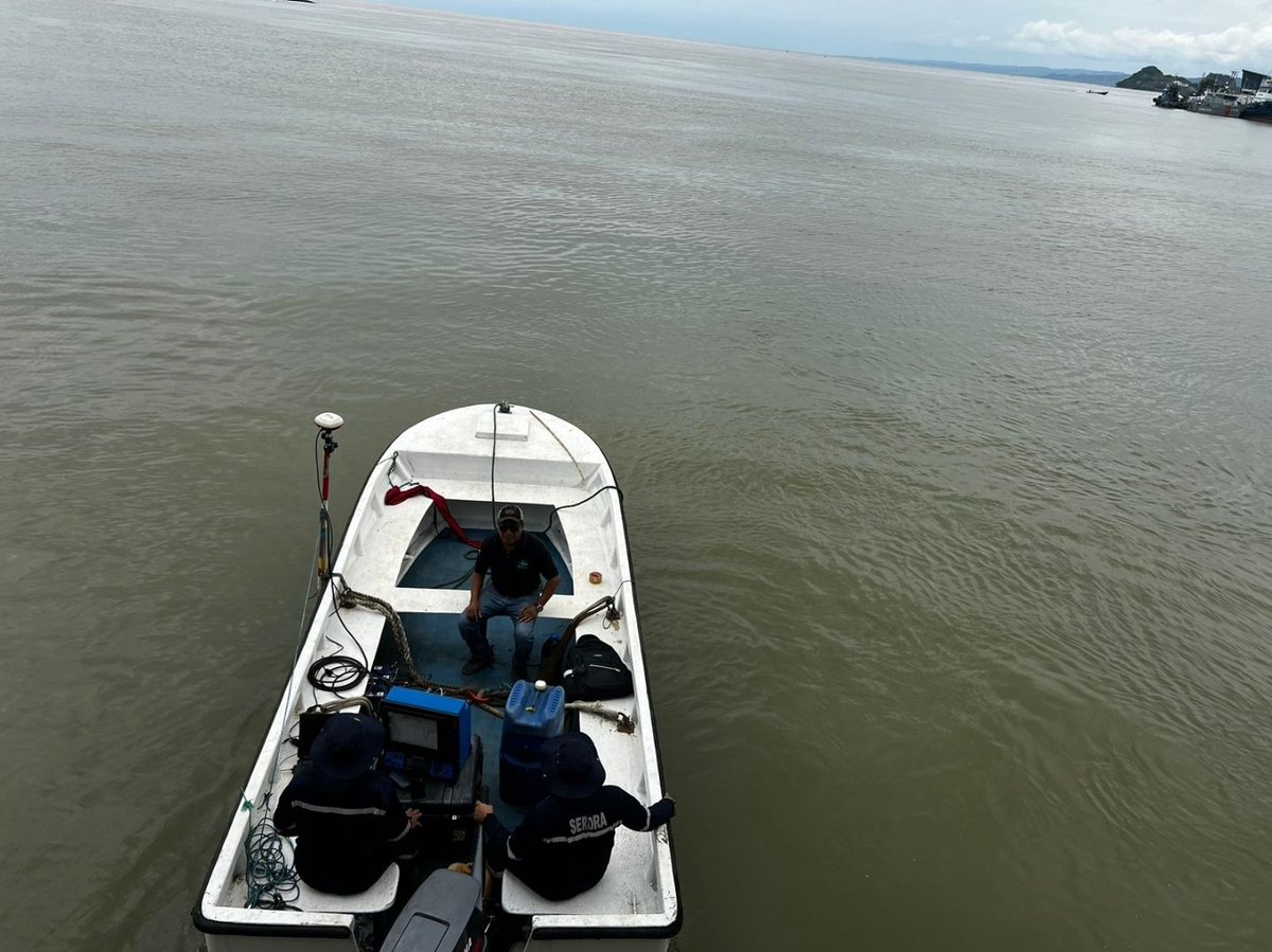 APEsmeraldas's tweet photo. Con el objetivo de facilitar el arribo y zarpe de embarcaciones que llegan al Puerto de Esmeraldas, se desarrolla en estos momentos una batimetria de control, que permite medir el avance de los trabajos de dragado que se vienen realizando con normalidad. https://t.co/zFiAtrxgqn