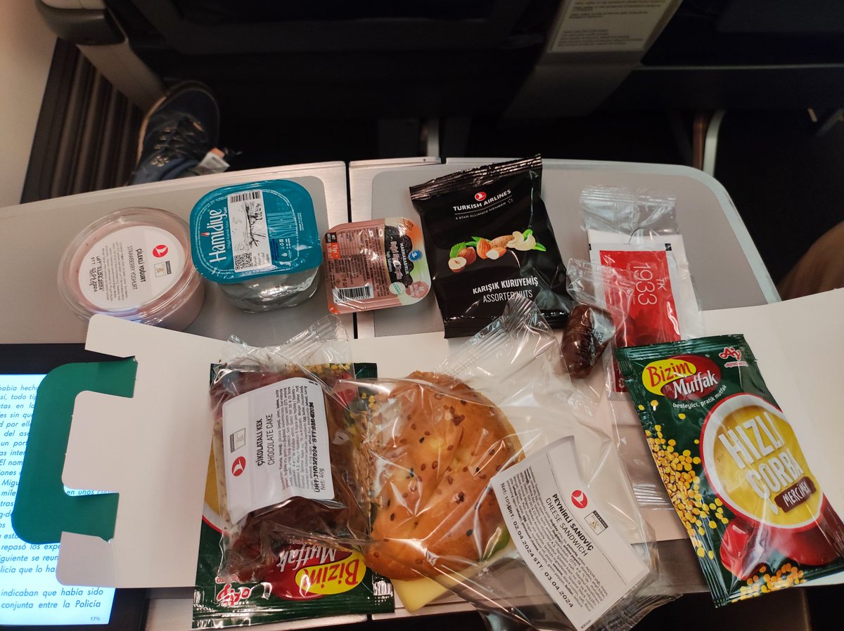 MaisAngel's tweet photo. Para un vuelo interno de 50 minutos con @TurkishAirlines en una tarifa de clase económica nos dieron todo esto. No alcanza uno a dar el segundo bocado y ya estábamos aterrizando. Los dos tiquetes costaron en total 200 mil pesos. Esto es impensable en @avianca https://t.co/QJRNPXnHk8
