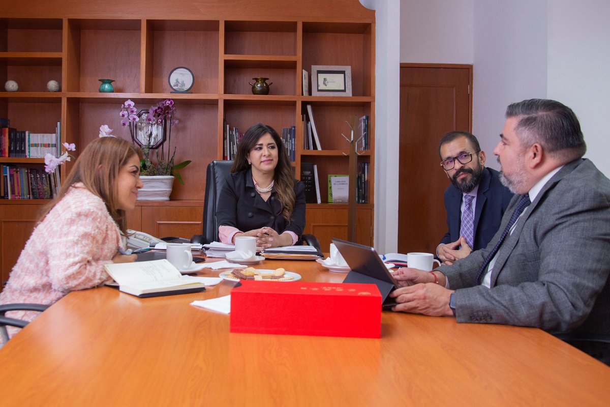 En reunión con @LauraGlezEDOMEX, Secretaria de @SedecoEdomex; Luz Valdivia, directora del @IM_Emprendedor y Alejandro Razo, director general de Comercio, para alinear la colaboración y el desarrollo de proyectos que impulsen la competitividad de Pymes y emprendedores mexiquenses