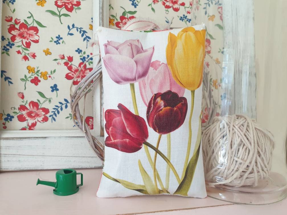 SarahBenning2's tweet photo. Evening #womaninbizhour  - I was really pleased to have my scented tulip 🌷 pillow feature along with lots of other sellers work in Folksy's Spring Gift Guide. This and another design are available here
https://t.co/tB6ODBRrmN https://t.co/i79vgjcs0P