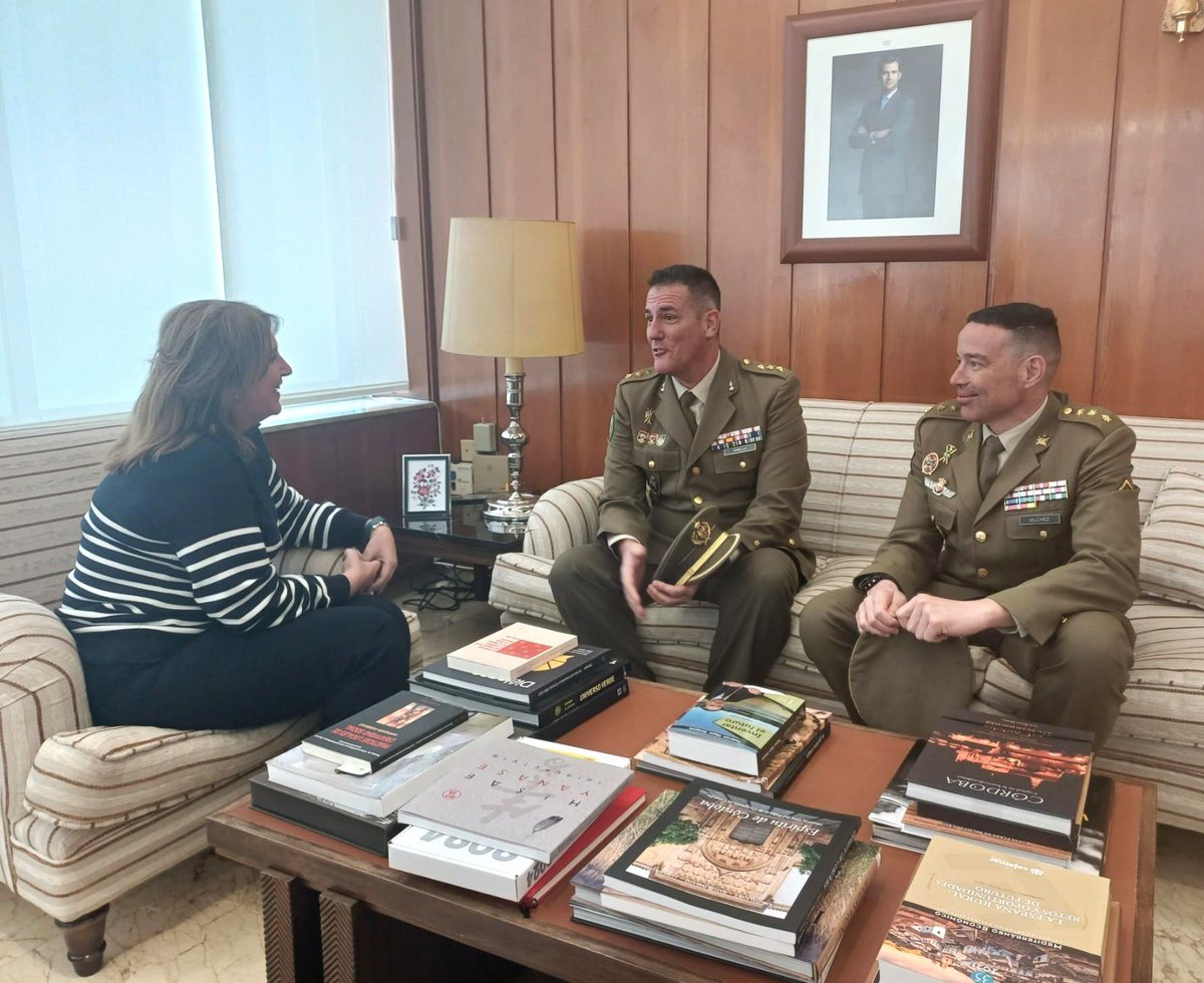 AnaLpezLsll's tweet photo. Esta mañana he recibido al hasta ahora Coronel Jefe del Centro Ruedas N2 Francisco Javier Cabello y al Coronel Francisco Javier Vilchez, que asumirá la jefatura del Parque. Les he deseado lo mejor en sus nuevas etapas.
Gracias por el servicio que prestan a España y a Córdoba. https://t.co/5iAkppCW9Z