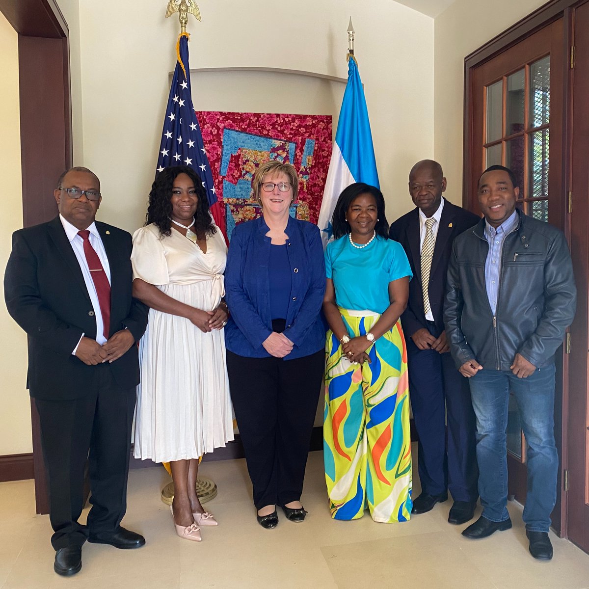 ¡Celebrando el Mes de la Herencia Africana en 🇭🇳, fue un gusto reunirme con miembros destacados de la Comunidad Garifuna, entre estos la Afro Bancada del @CongresoHND! La representación de los pueblos originarios en una legislatura es crucial para la democracia y el impulso para…