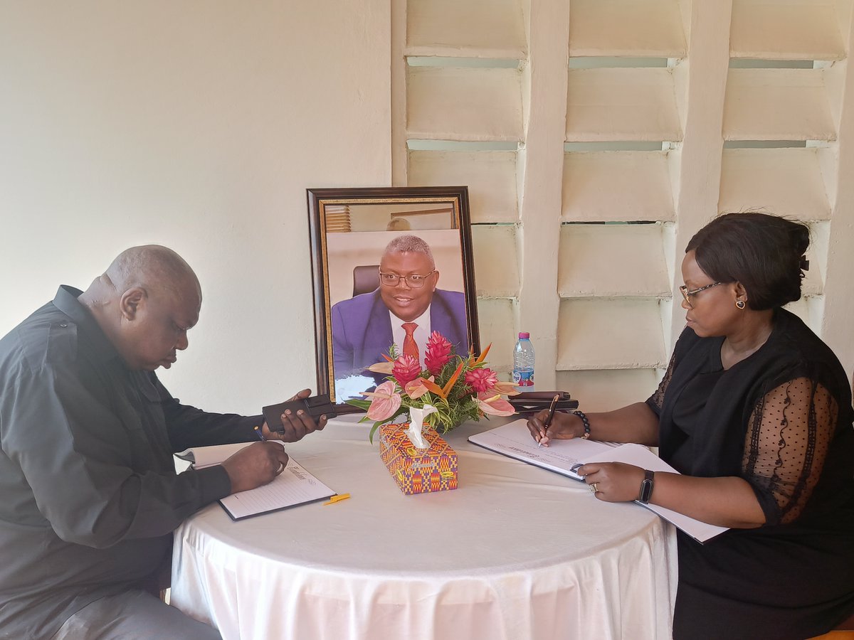 📸Our Commissioner, Advocate @JosephWhittal led staff of the Commission to the residence of our departed Deputy Commissioner, Richard Ackom Quayson to sign the book of condolence in honor of his cherished memory. #RIP 🕊️