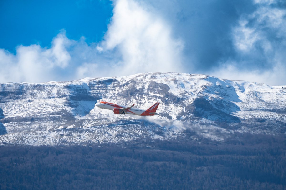 Val3isbe's tweet photo. #easyjet #Genève #Jura https://t.co/eAlC52ZPEb