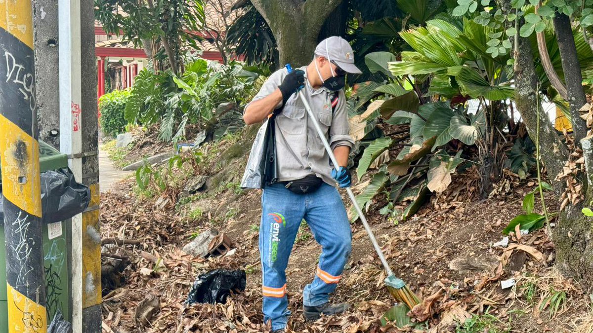 ¡La Avenida Las Vegas recibió hoy un cariñito de parte de nuestras cuadrillas de barrido! 🧹💫

Los operarios recorrieron esta vía principal de nuestra ciudad y la dejaron HERMOSA, eso es AMOR por Envigado.

#SomosCompromisoAmbiental
#EnvigadoVamosAdelante
#RaúlCardonaAlcalde
