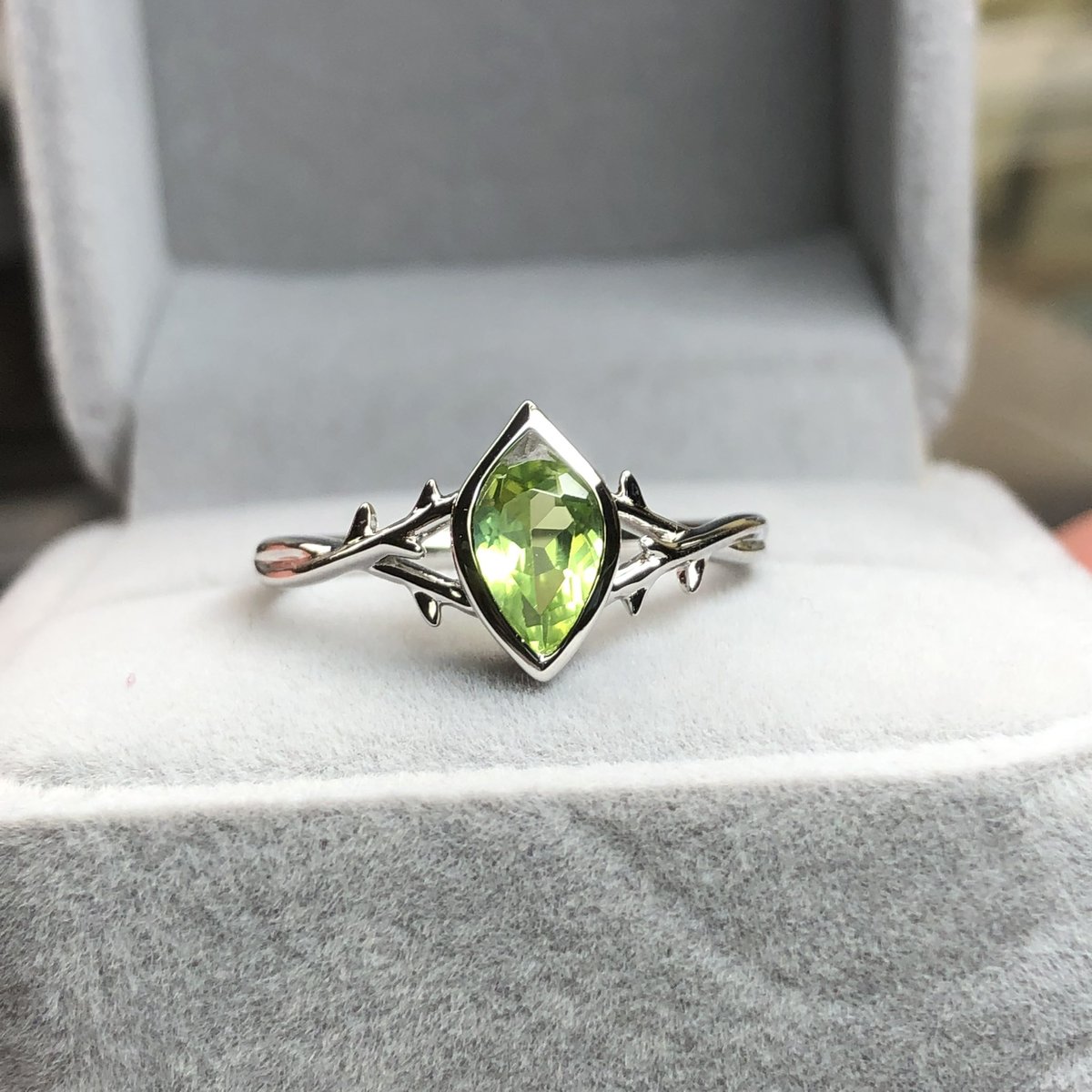 lukeylux's tweet photo. Green as the beginning of spring 🌿🌱

Peridot Fairy Vines, set in sterling silver ✨ https://t.co/6wU56y0wUd