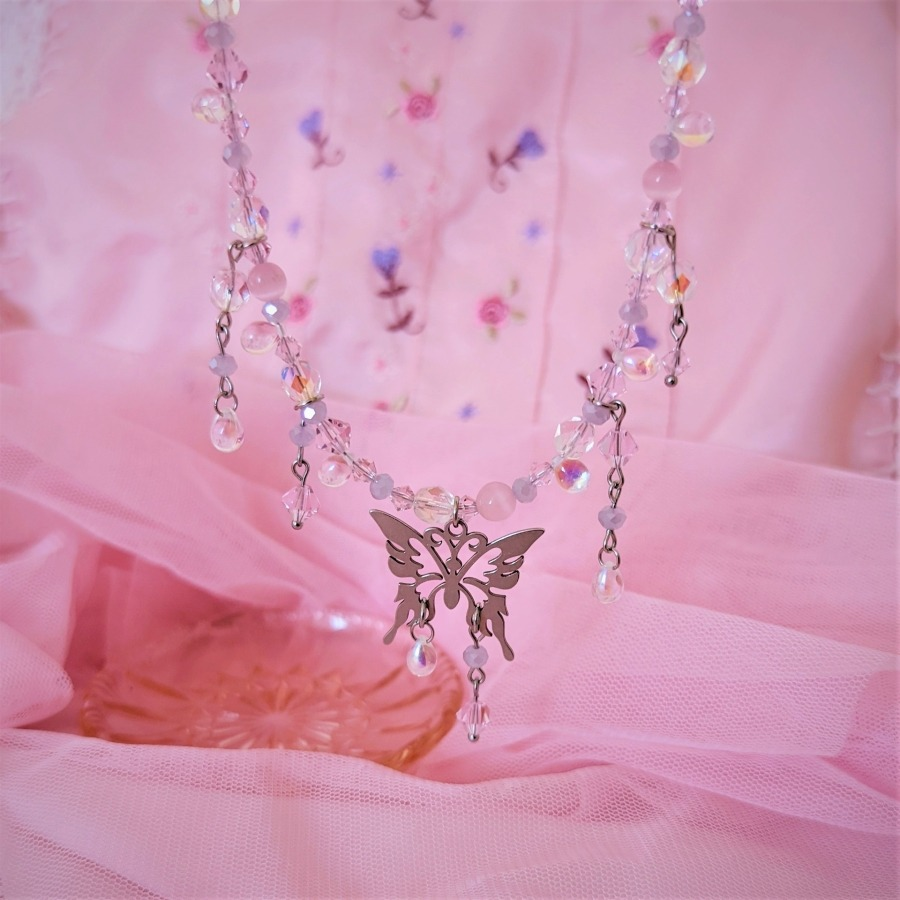 Currently loving the silver and glass beads necklace combo 🌸🍒🌷☁️