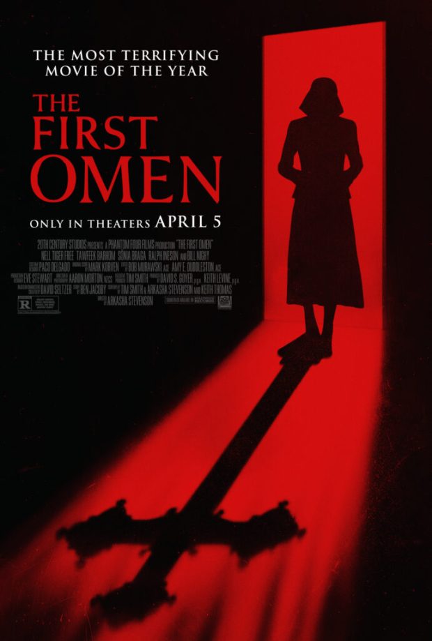 The First Omen tekinsiz atmosferini, akılda kalıcı imgelerle göstererek hikayeye yeni bir katman katıyor. Önceki filmlere referanslarıyla orijinal filmin ruhu yaşatmaya devam ediyor. Özellikle set tasarımları ve kurduğu atmosfer takdiri hak ediyor. Yılın başarılı korku filminden.