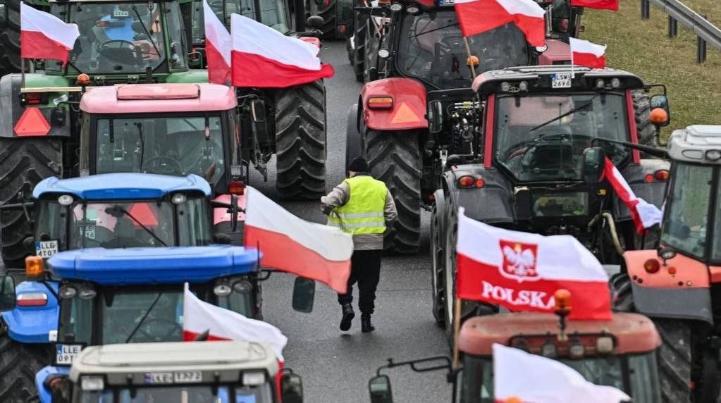 #Bauernproteste2024
Die Aktionen dauern unverändert an. In #Polen werden beim unbefristeten Generalstreik die beiden größten Grenzstellen für LKW aus der #Ukraine blockiert. 500 stehen dort schon im Stillstand.