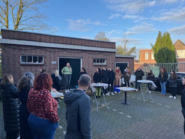 Vandaag een heerlijk Paasontbijt gehad met de collega's. Uitstekend verzorgd door onze Personeelsvereniging. En ook nog heerlijk in de buitenlucht.