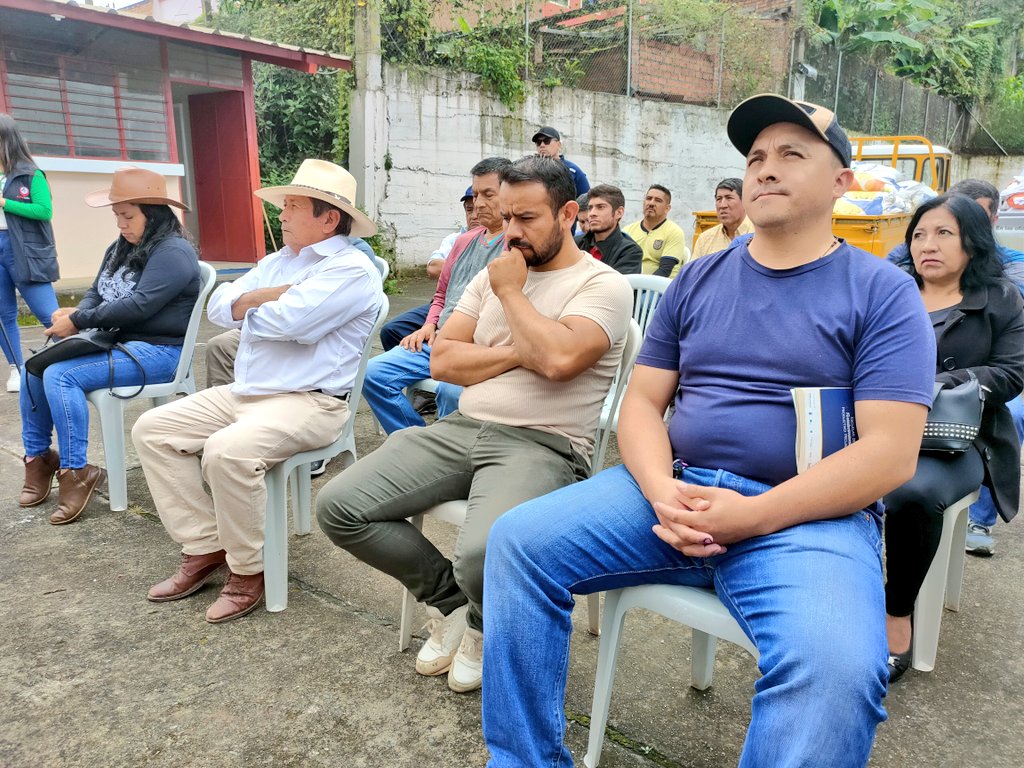 Agricultura_CZ7's tweet photo. #Loja | Hoy en el cantón #Calvas📍 con el propósito de fortalecer el potencial ganadero, a través del @PNRSG_Ec se entregó a la Asociación de Ganaderos El Ahuaca, en el marco de las #EFPP
➡️Kits de semillas de pasto y fertilizantes orgánicos.
➡️Kit de inseminación artificial. https://t.co/1DaC7tu6dC