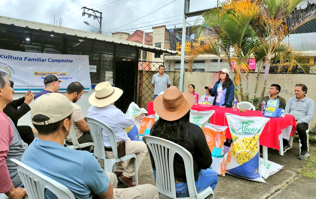 Agricultura_CZ7's tweet photo. #Loja | Hoy en el cantón #Calvas📍 con el propósito de fortalecer el potencial ganadero, a través del @PNRSG_Ec se entregó a la Asociación de Ganaderos El Ahuaca, en el marco de las #EFPP
➡️Kits de semillas de pasto y fertilizantes orgánicos.
➡️Kit de inseminación artificial. https://t.co/1DaC7tu6dC