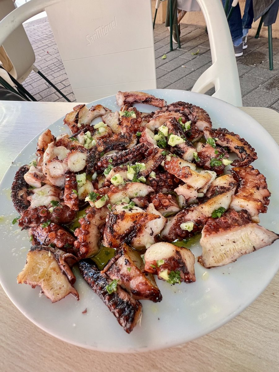 This plate of Octopus….from a hole in the wall neighborhood restaurant a couple blocks from us in Malaga called Marisqueria Liñan. I decided it’s one of the Top 5 things I’ve ever eaten 😋 Tender with a perfect amount of char with garlic, olive oil, lemon, & salt. Perfection!