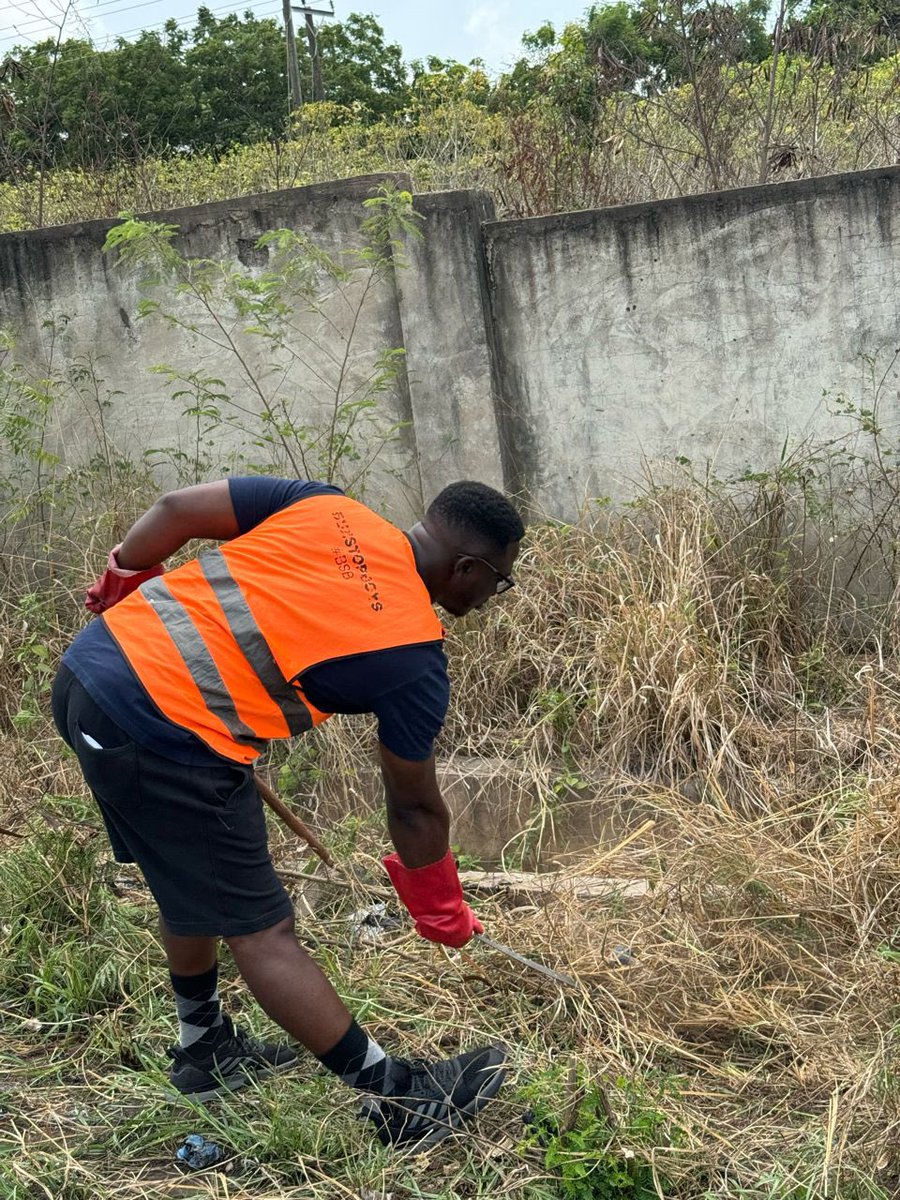 Daevid369's tweet image. We cleared the weeds that had taken over the road and gutters on the Burma Camp - Spintex Road yesterday.