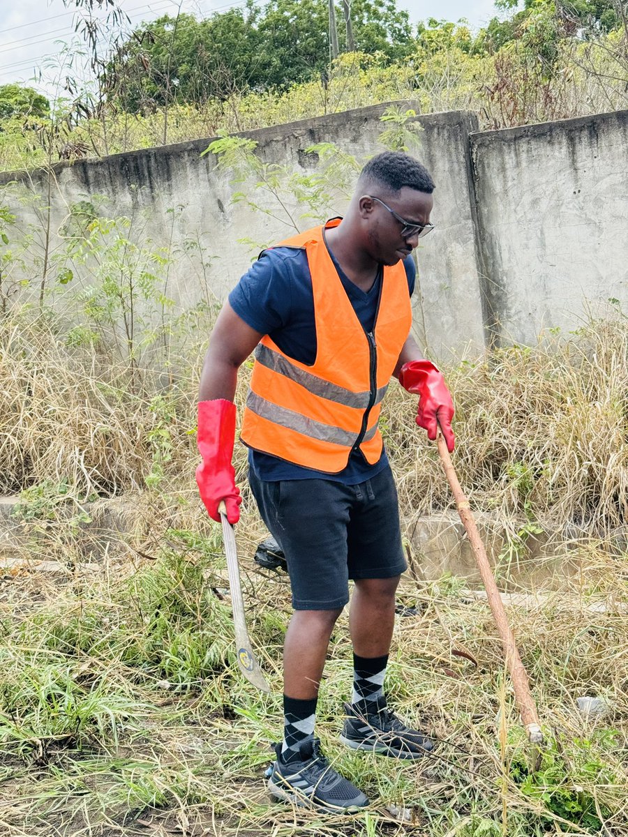Daevid369's tweet image. We cleared the weeds that had taken over the road and gutters on the Burma Camp - Spintex Road yesterday.
