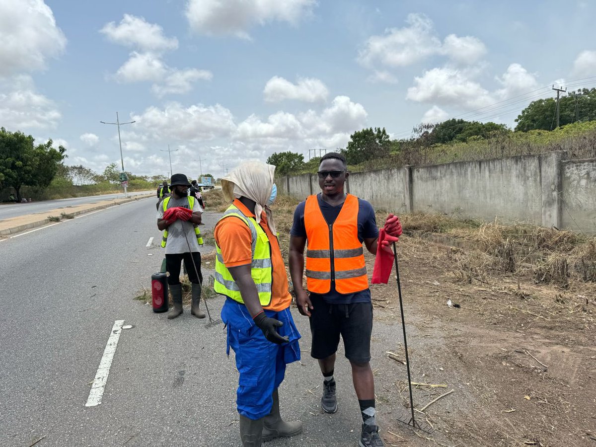 Daevid369's tweet image. We cleared the weeds that had taken over the road and gutters on the Burma Camp - Spintex Road yesterday.